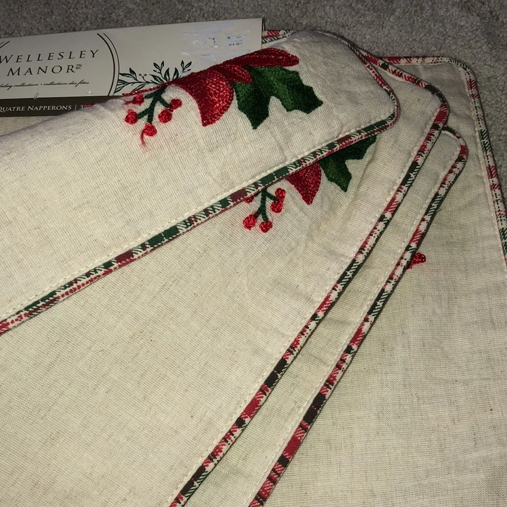Wellesley Manor Holiday Poinsettias Christmas Placemats Set (4)! Embroidered NWT